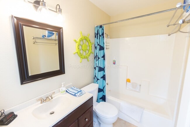 Building Photo - Beautiful 3 bed / 2.5 bath / 1,150 sqft Town Home in walking distance to Vista Village