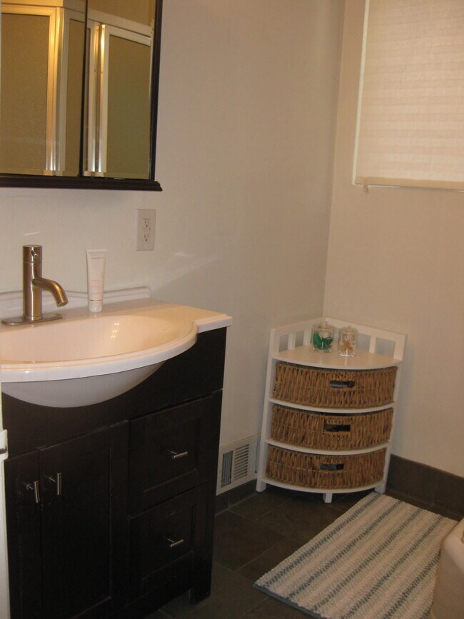 Bath - 563 Avenue A