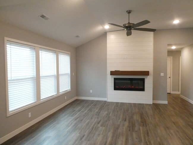 Building Photo - 3 Bedroom 2 Bath Home- Off Green Meadows Rd