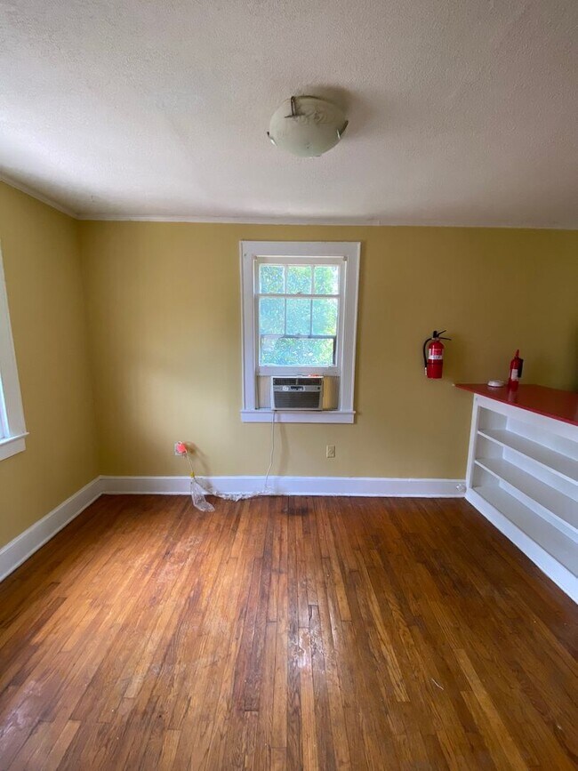 Building Photo - 2211 1/2 Oceola Drive