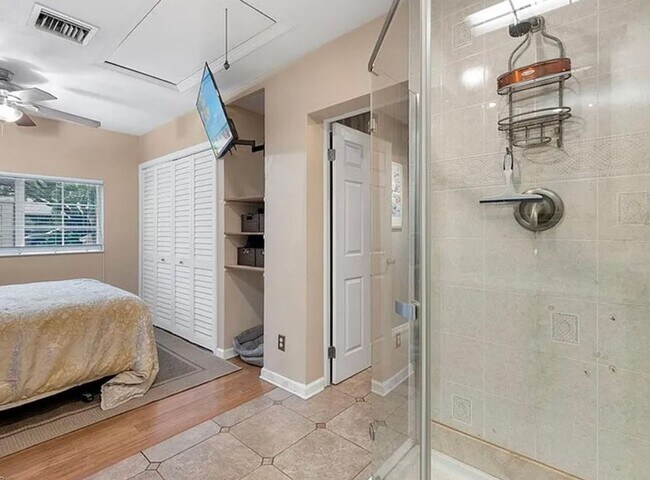 Building Photo - Charming 3-bedroom, 2-bath pool home available for move-in at the end of June.