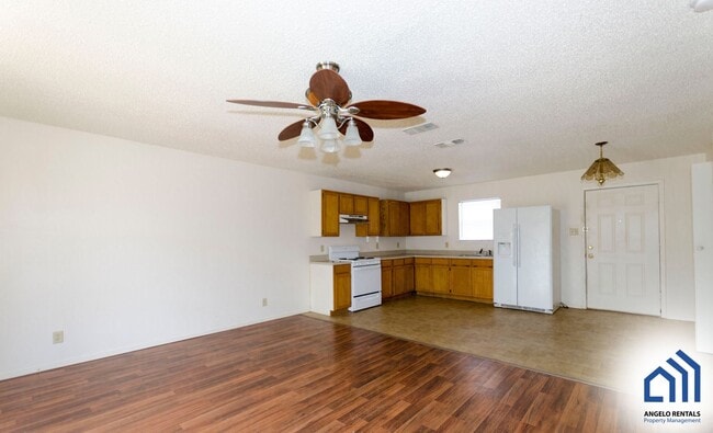 Building Photo - AFFORDABLE 2 Bedroom 1 bath duplex in Grap...