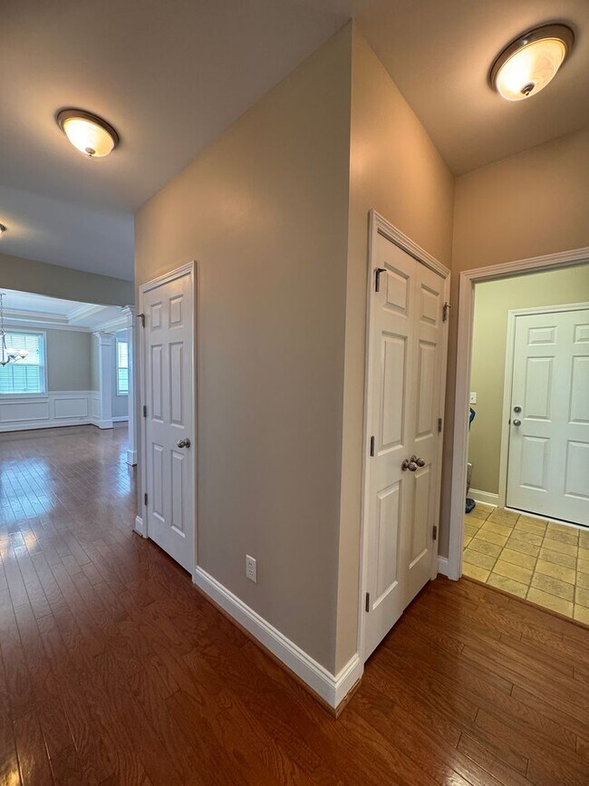 Building Photo - Stunning 5 Bedroom 4 Bath Home with 3 Car ...