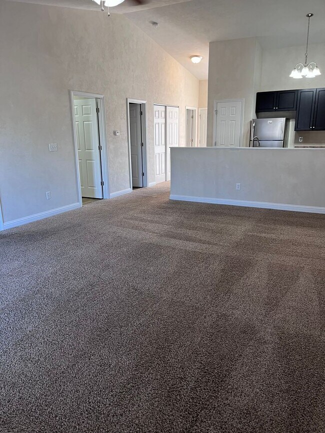 Building Photo - 2 bed 2 bth duplex- available now