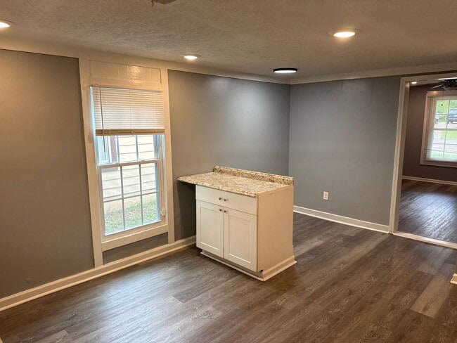 Building Photo - 2 bed 1 Bath Home