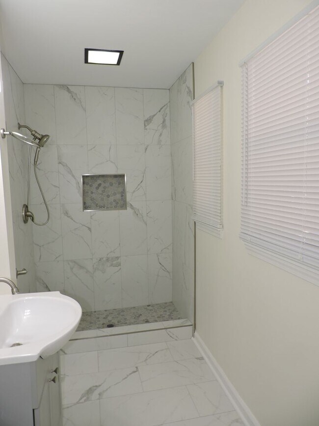 Building Photo - Convenient Norttheast location!