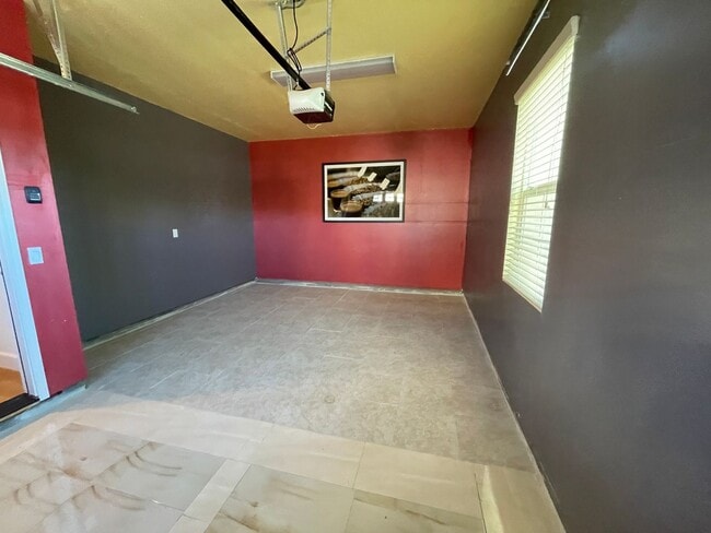 Building Photo - 2024 Newcastle Dr