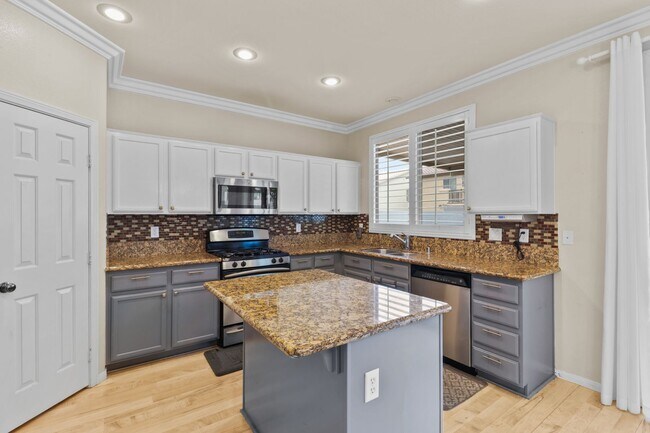 Building Photo - SE!! Pebble and Pollock!! Crystal Springs!...