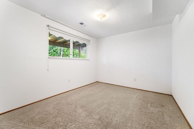 Building Photo - Steilacoom Split Entry