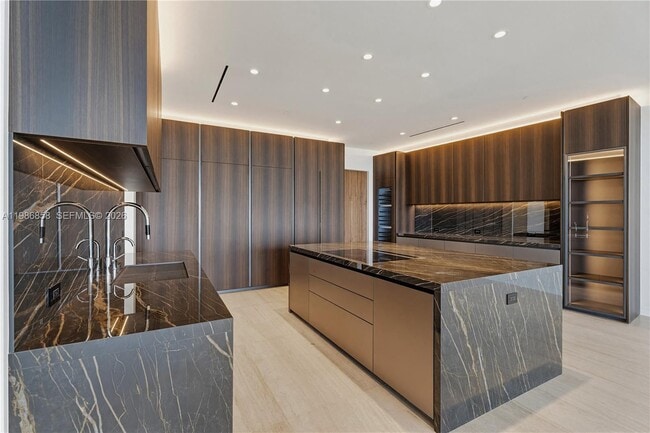 Building Photo - 5 Grove Isle Dr