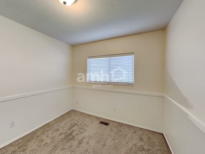 Building Photo - 5069 S Vista Dr