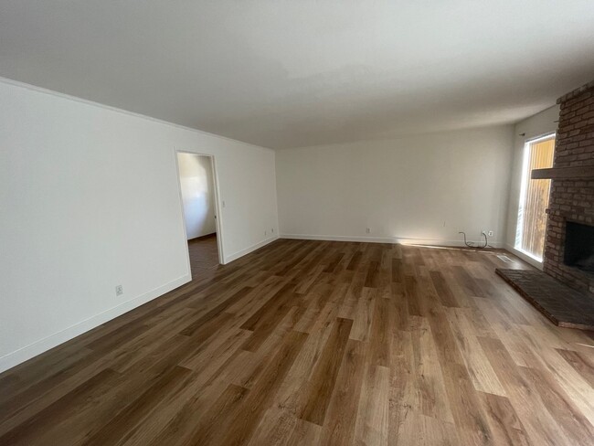 Building Photo - 5 bedroom Pet Friendly remodeled home in P...