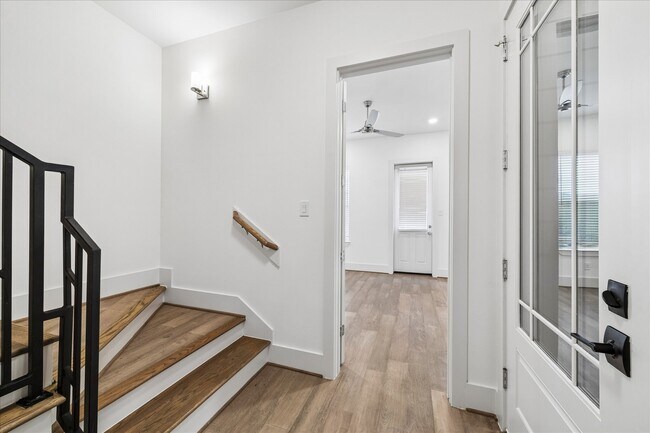 Building Photo - 1222 W 21st St