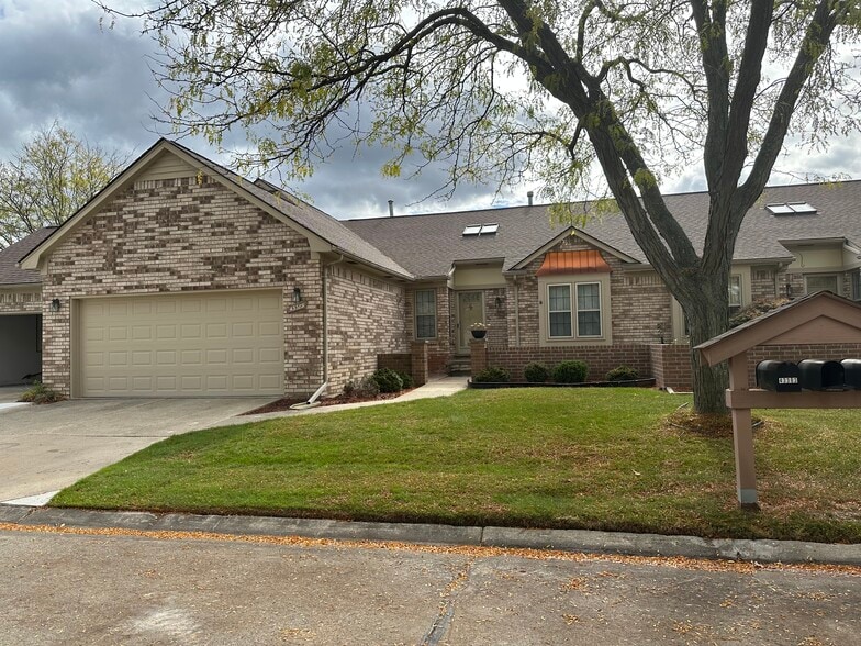 Building Photo - 43389 Riverbend Blvd