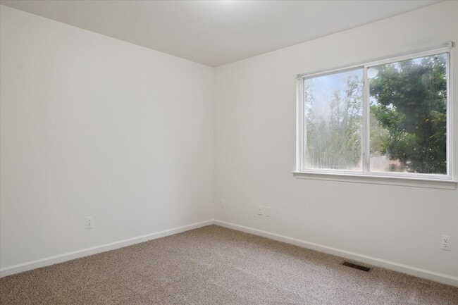 Building Photo - 620 Bristol Dr
