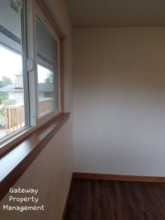 Building Photo - Spacious 3 bedroom