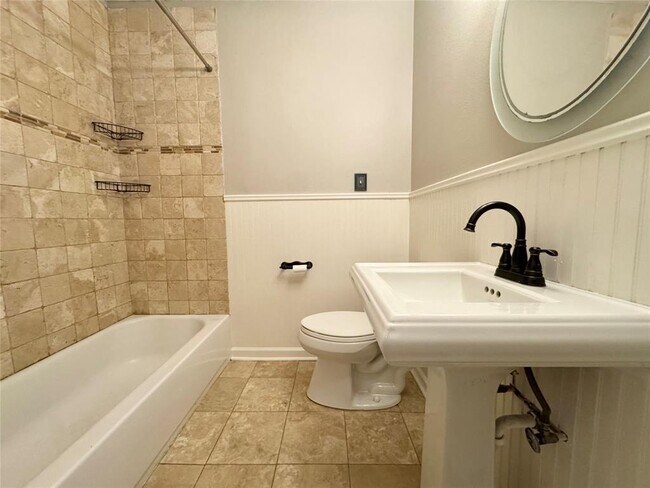 Building Photo - 1300 Crestwood Rd