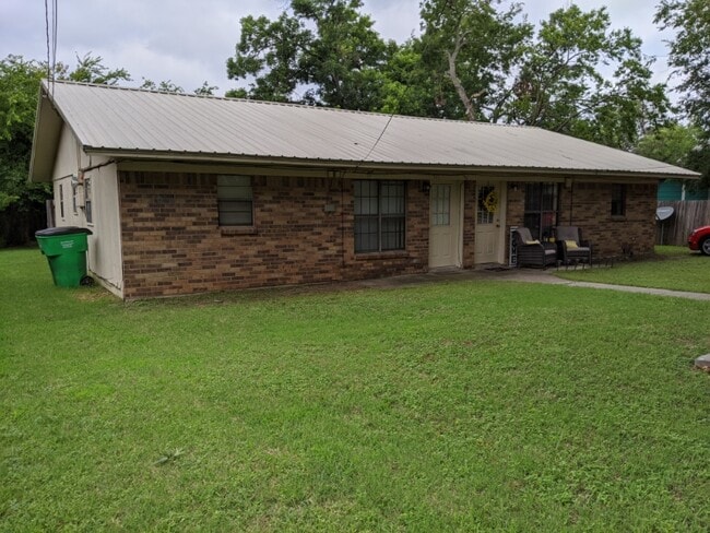 Building Photo - 517 N Clements St