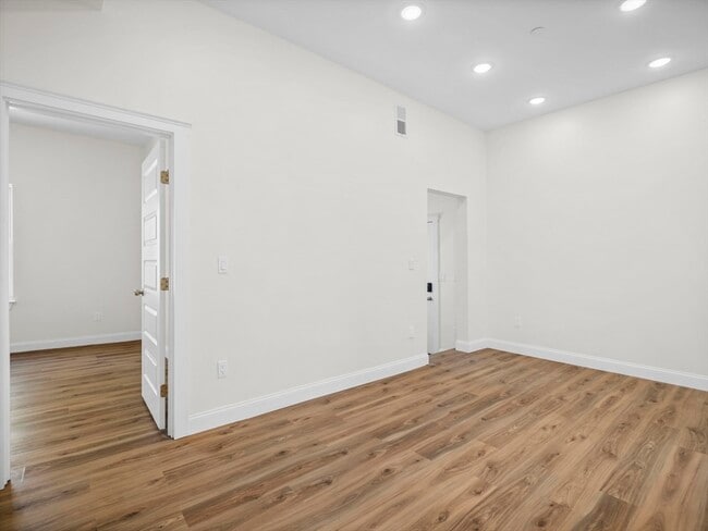 Building Photo - 14 William St