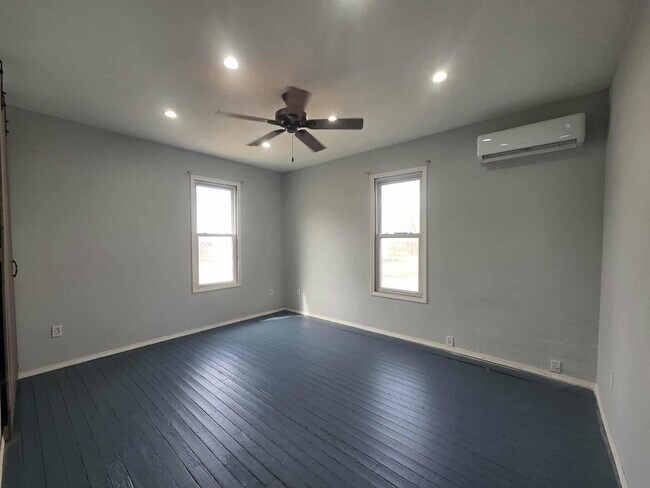 Building Photo - Charming Farm House!