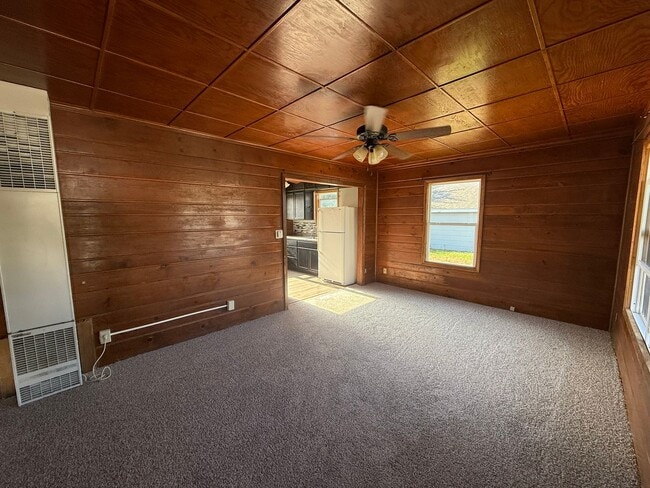 Building Photo - Two Bedroom, One Bathroom Home! Located Cl...