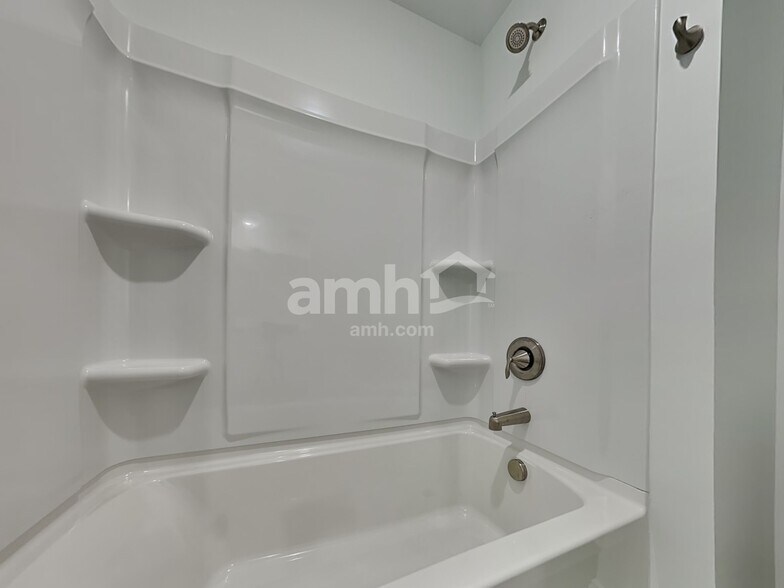 Building Photo - 102 Bellows Bnd