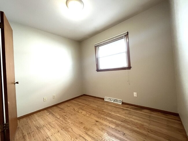 Building Photo - 3 Bedroom/1.5 Bath - Single Family Home with GARAGE!