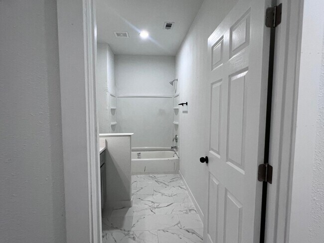 Building Photo - 9210 Martell St