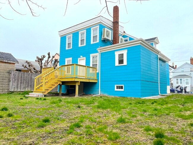 Building Photo - 156 Grinnell St