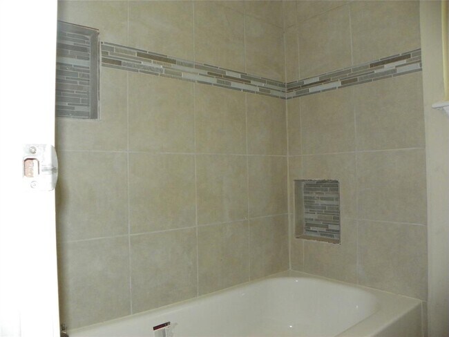 Building Photo - 18027 Bambriar Dr