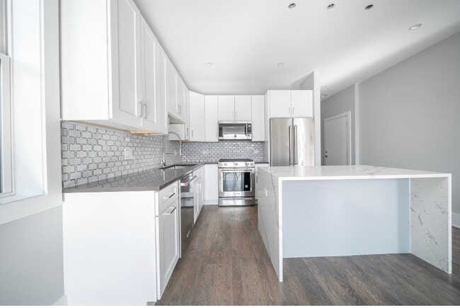 Building Photo - 556 W 18th St