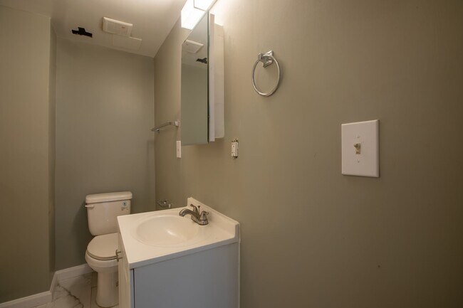 Building Photo - Lovely 2 BR/1 BA Condo in Columbia Heights!