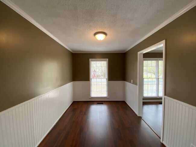 Building Photo - 221 Ridgewood Dr