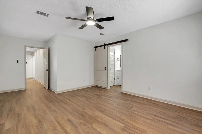 Building Photo - 1825 Sherwood Dr