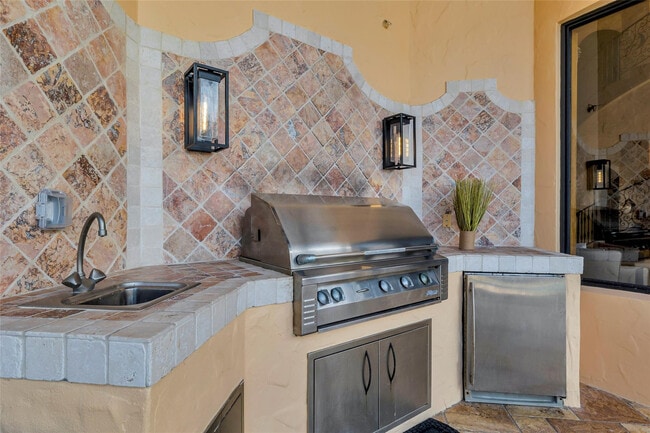 Building Photo - 1011 Rhodes Villa Ave