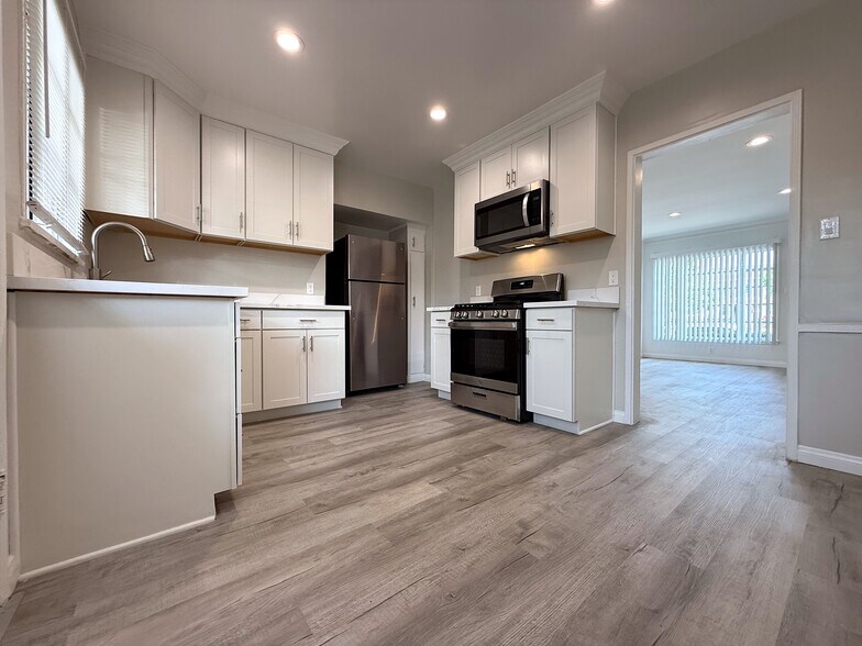 Building Photo - 5670 San Vicente Blvd