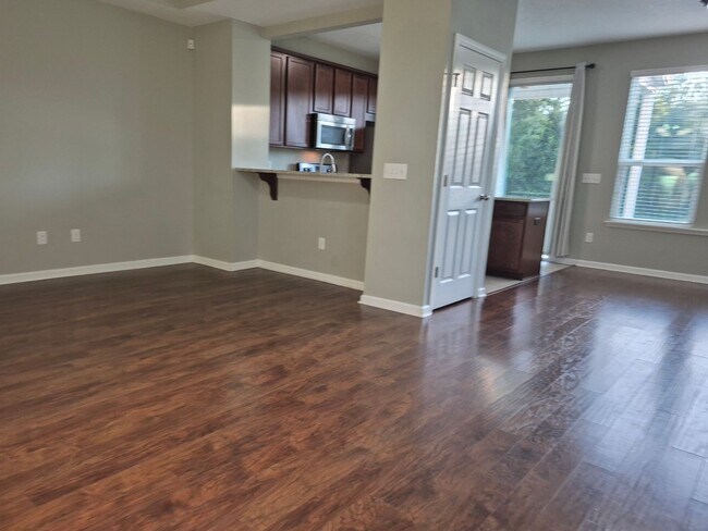 Building Photo - 653 Reese Ave