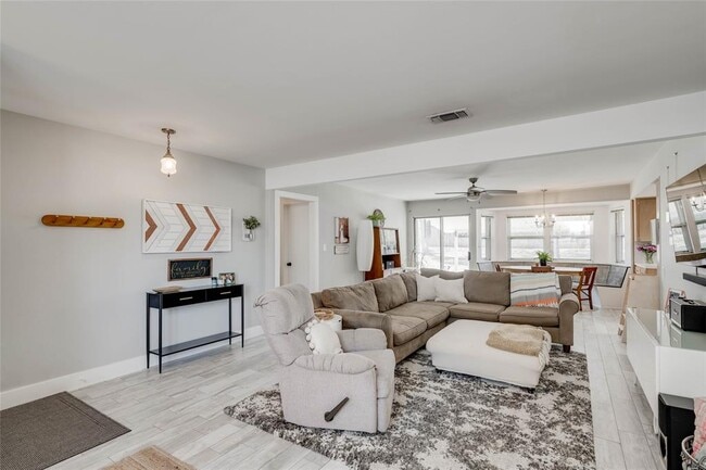 Building Photo - 11512 Oak Trail