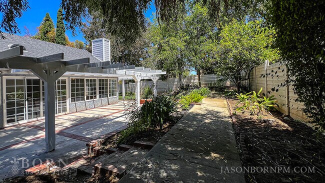 Building Photo - 1006 N Currier Ave
