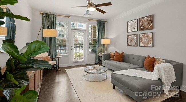 Building Photo - 10624 Parrish St