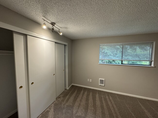 Building Photo - Fully renovated 2 bedroom, 1.5 bath apartm...