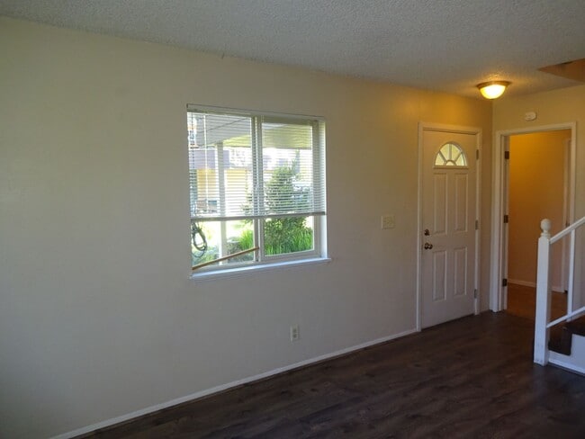 Building Photo - PRICE DROP! 3 Bed/ 1.5 Bath Townhouse in G...