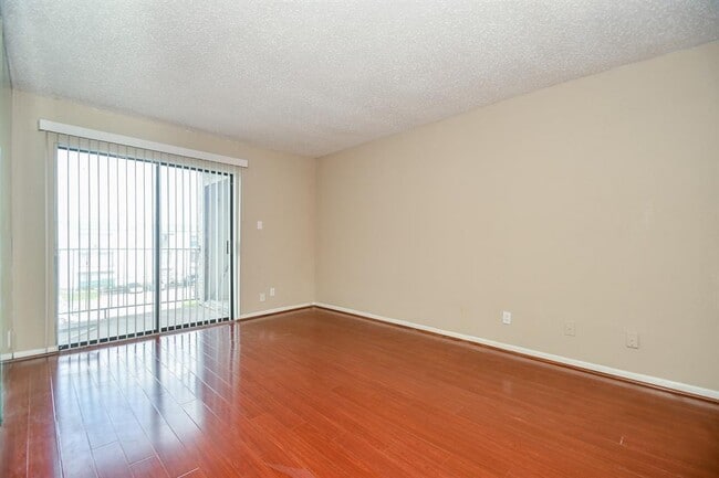 Building Photo - 2832 S Bartell Dr