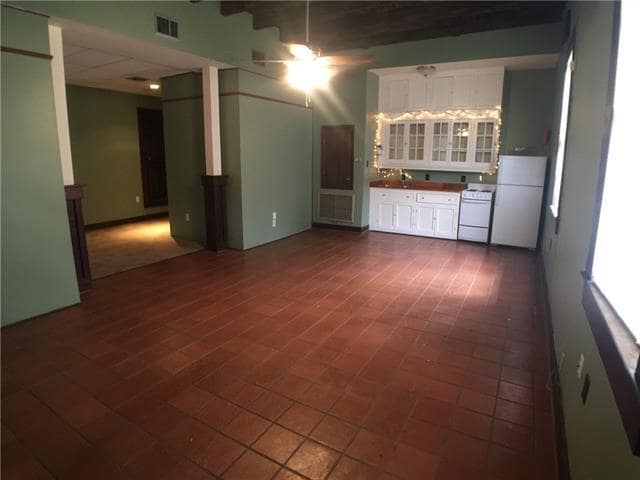 Building Photo - 1628 Prytania St