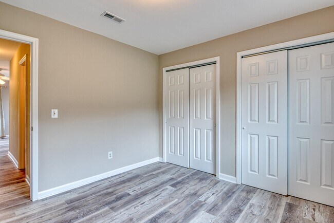 Building Photo - 2 bedroom 1 bath condo - Hampstead