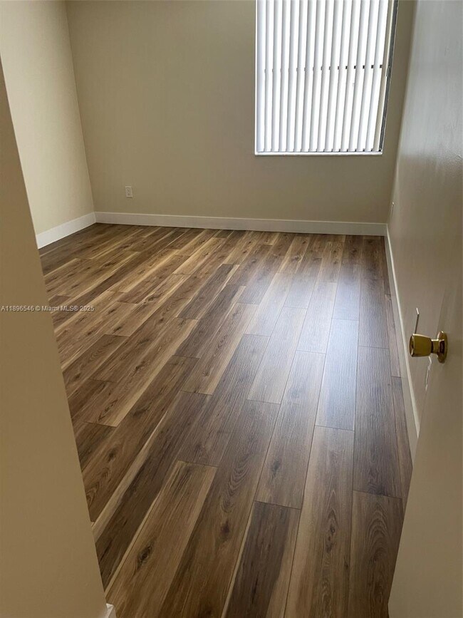 Building Photo - 14221 N Kendall Dr