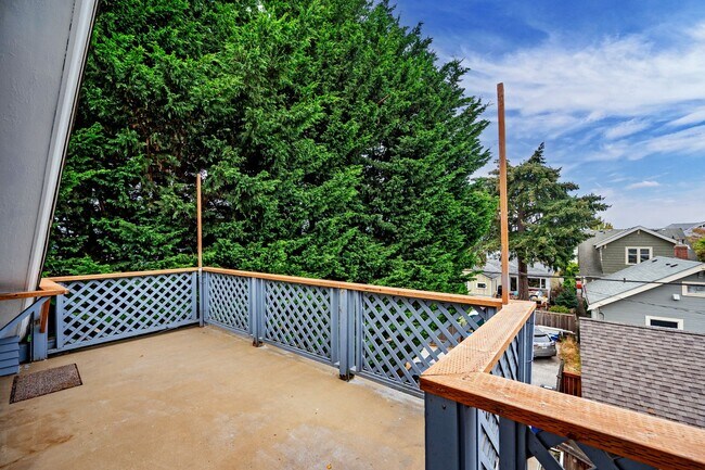 Building Photo - 1509 10th Ave W