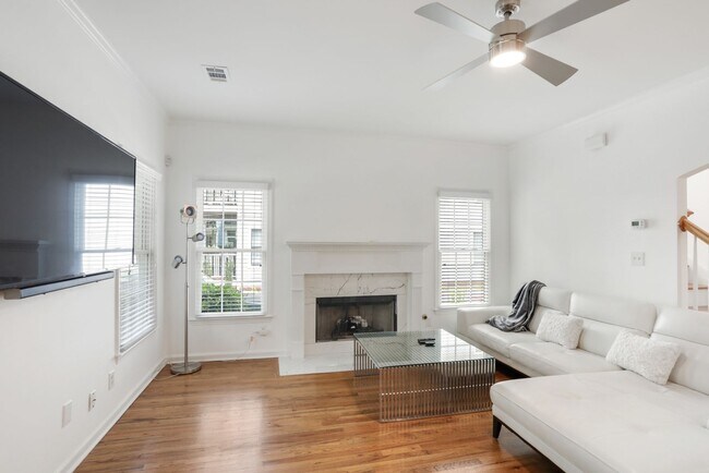 Building Photo - Spacious Grant Park Home