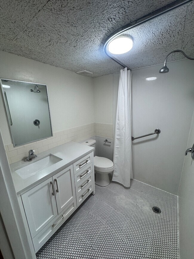 Building Photo - 460 W 600 N