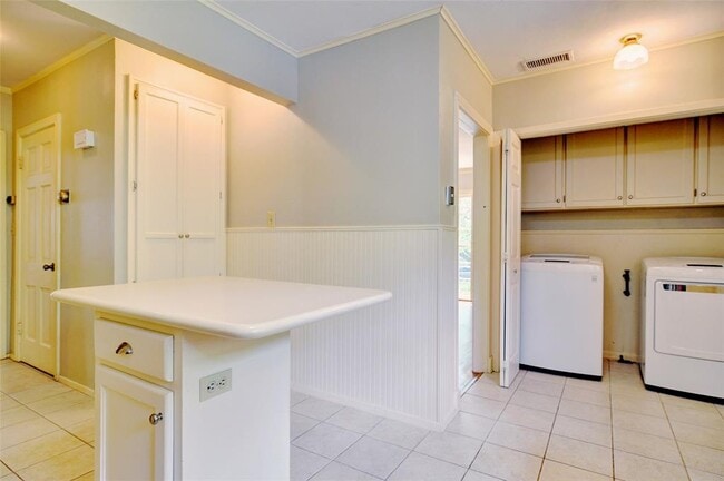 Building Photo - 3197 Westcliff Rd W